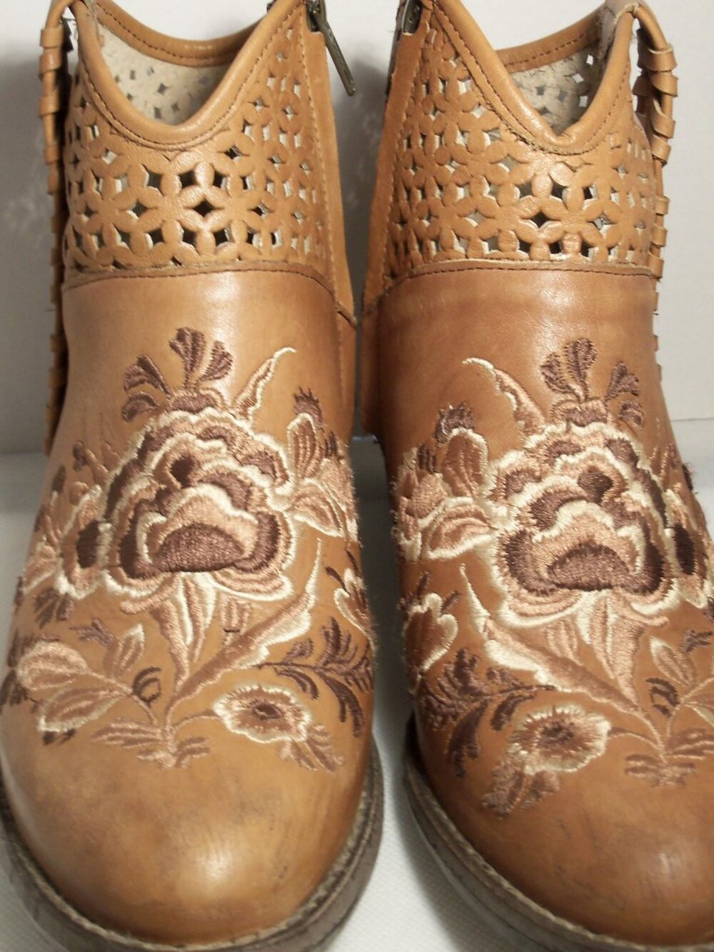 Circle G Embroidered half boot Sz 7.5